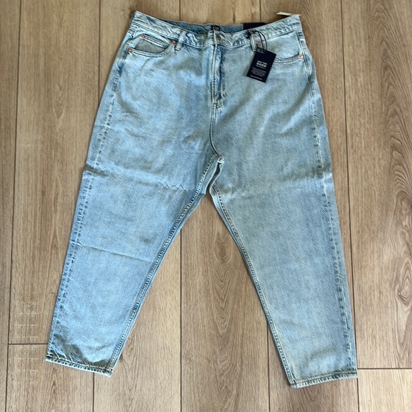 Gap Mom Jeans. - Picture 2 of 5